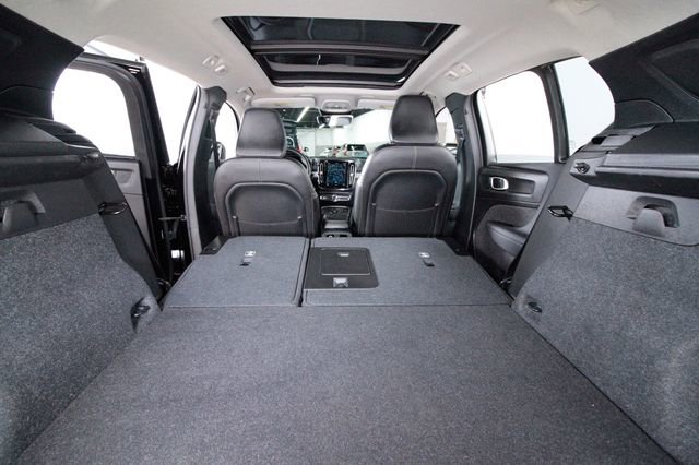 Certified 2025 Volvo XC40 B5 Core image 29