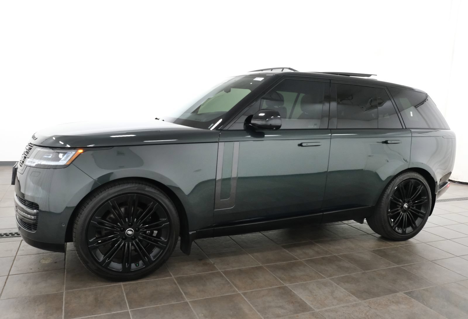 Used 2024 Land Rover Range Rover SE AWD/4WD image 3