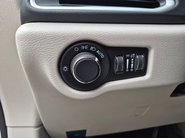 Used 2023 Chrysler Voyager LX FWD image 17