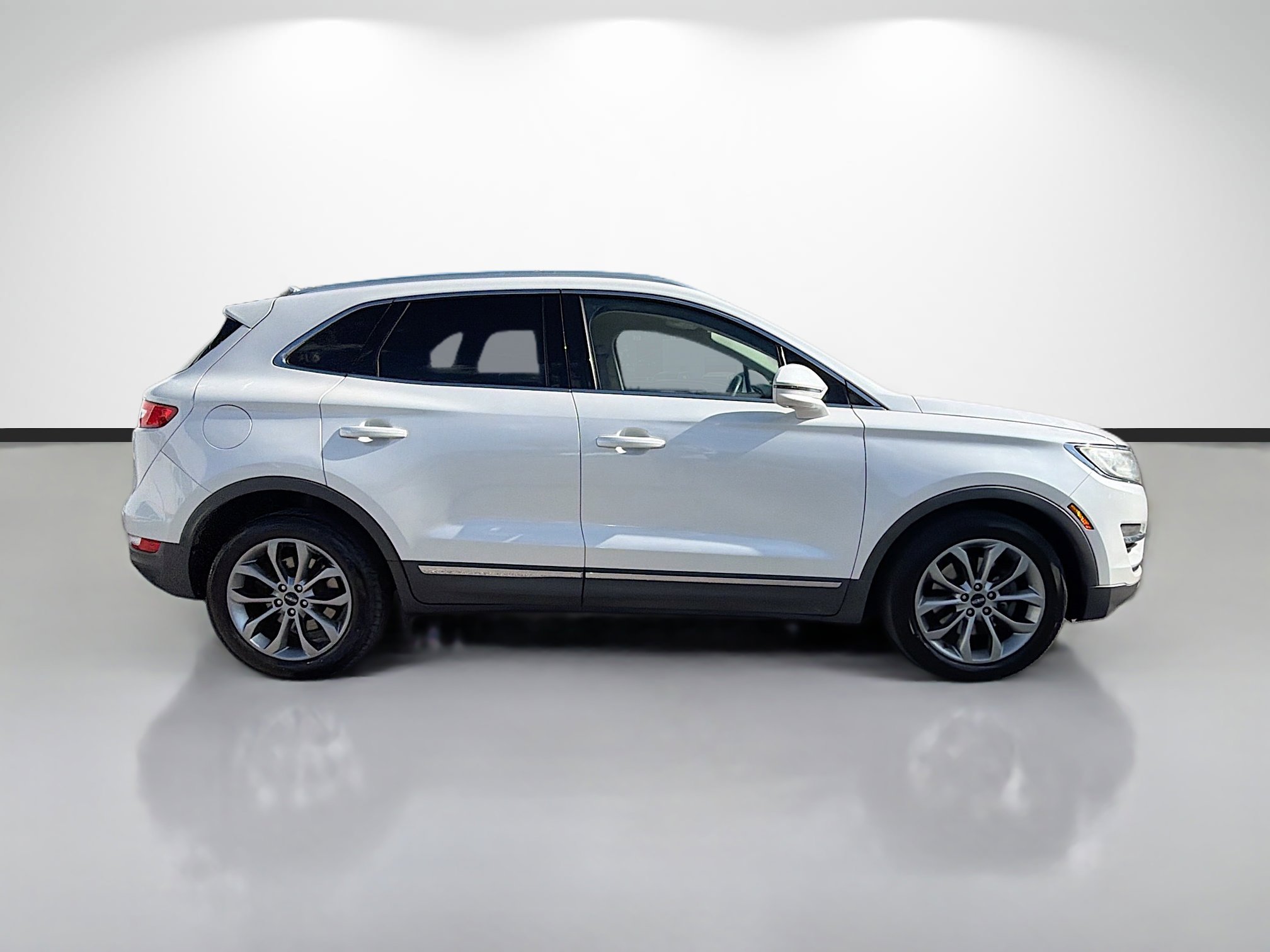 Used 2017 Lincoln MKC Select FWD image 2