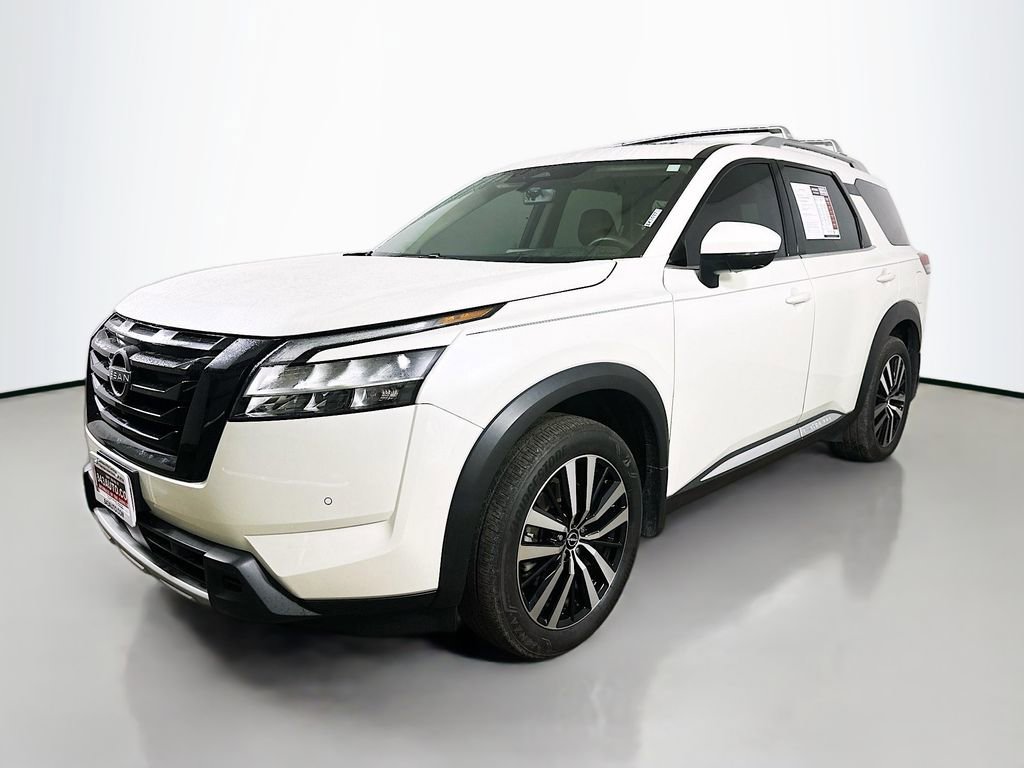 Used 2024 Nissan Pathfinder Platinum image 3