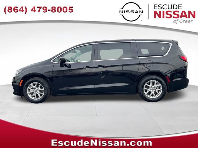 Used 2024 Chrysler Pacifica Touring-L image 7