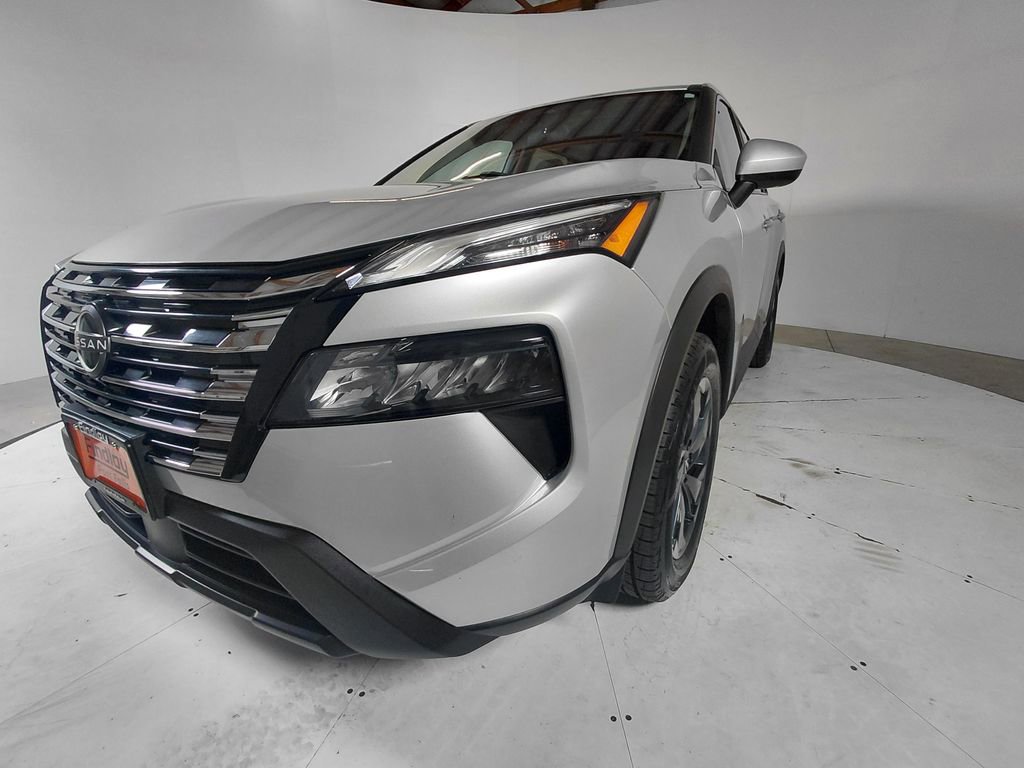 Used 2024 Nissan Rogue SV AWD/4WD image 3