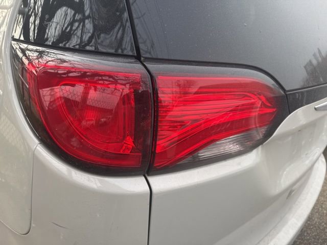 Used 2019 Chrysler Pacifica Limited w/ Tire & Wheel Group image 9