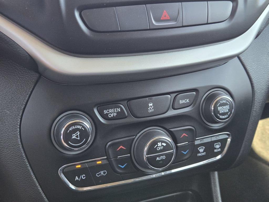 Used 2014 Jeep Cherokee Latitude w/ Comfort/Convenience Group AWD/4WD image 13
