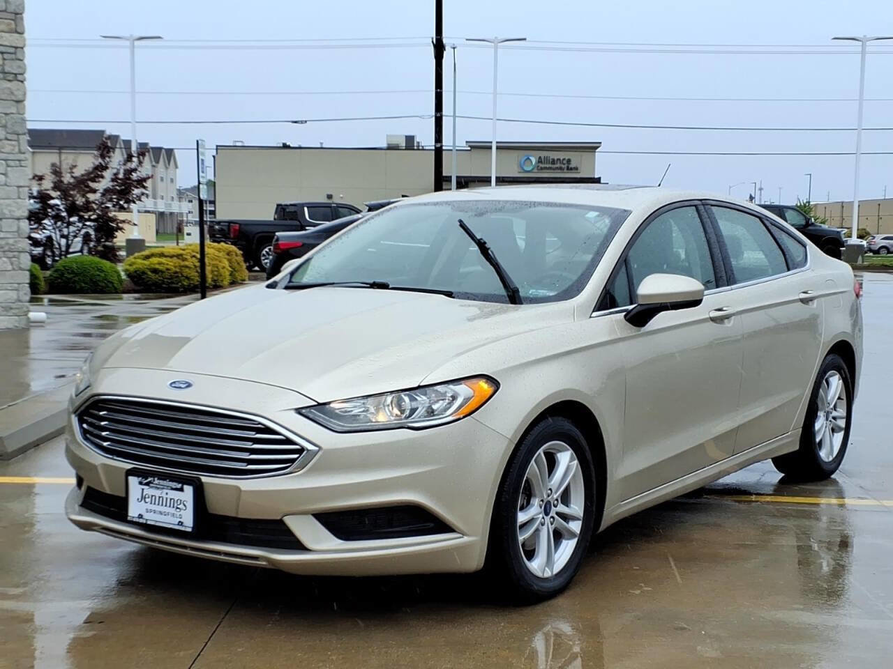 Used 2018 Ford Fusion SE w/ Fusion SE Technology Package FWD image 2