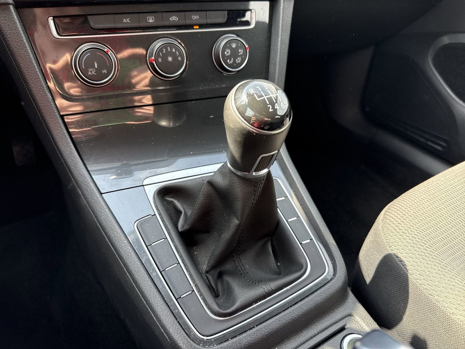 Used 2019 Volkswagen Golf S image 19