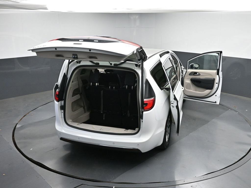 Used 2023 Chrysler Pacifica Touring-L image 45