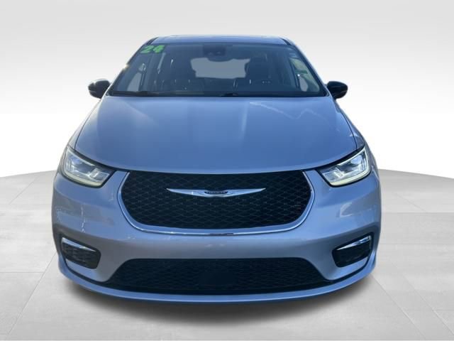 Used 2024 Chrysler Pacifica Limited image 3