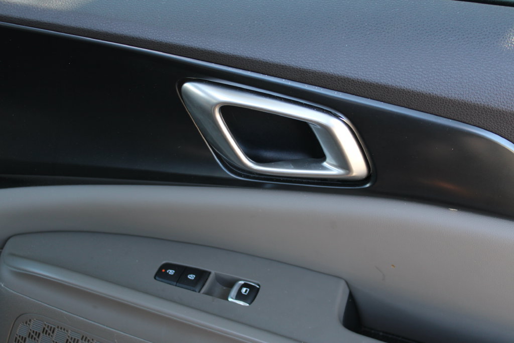 Used 2025 Kia Carnival FWD image 20