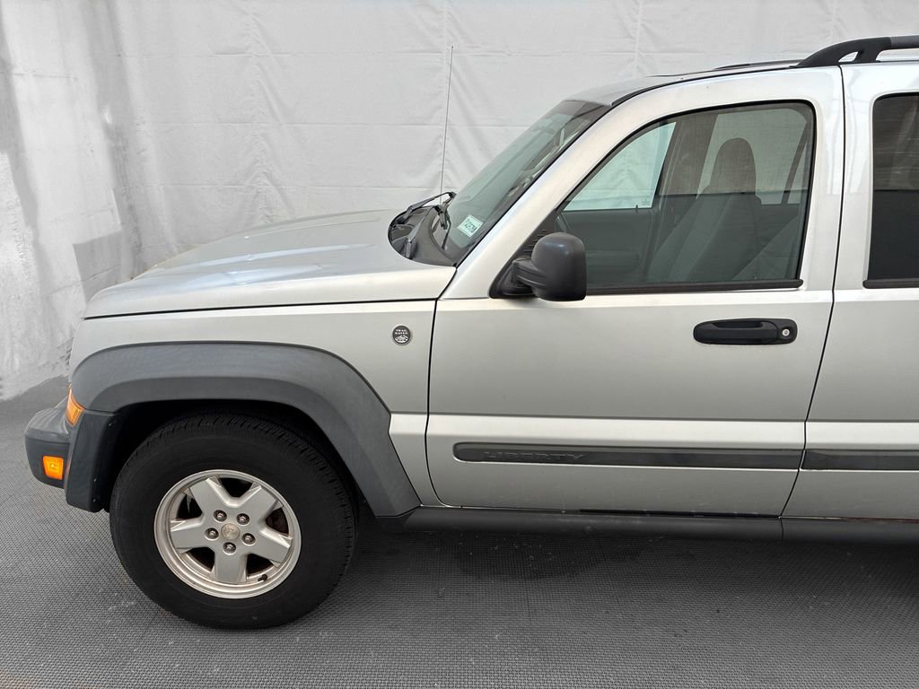 Used 2007 Jeep Liberty Sport AWD/4WD image 3