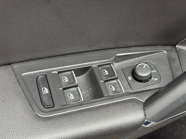 Used 2020 Volkswagen Tiguan SE image 10