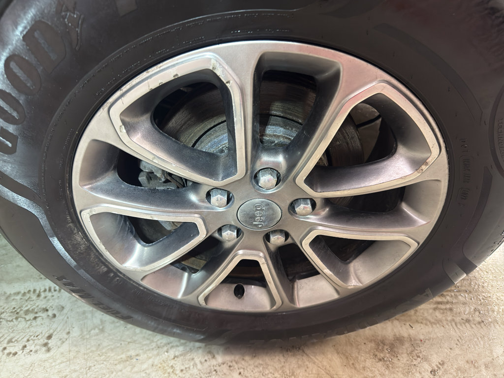 Used 2014 Jeep Grand Cherokee Limited w/ Luxury Group II AWD/4WD image 32