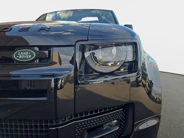 Used 2025 Land Rover Defender 130 X-Dynamic SE image 32