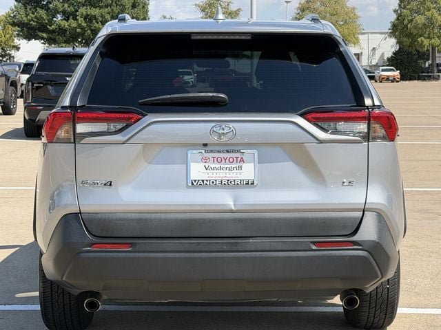 Used 2021 Toyota RAV4 LE FWD image 5
