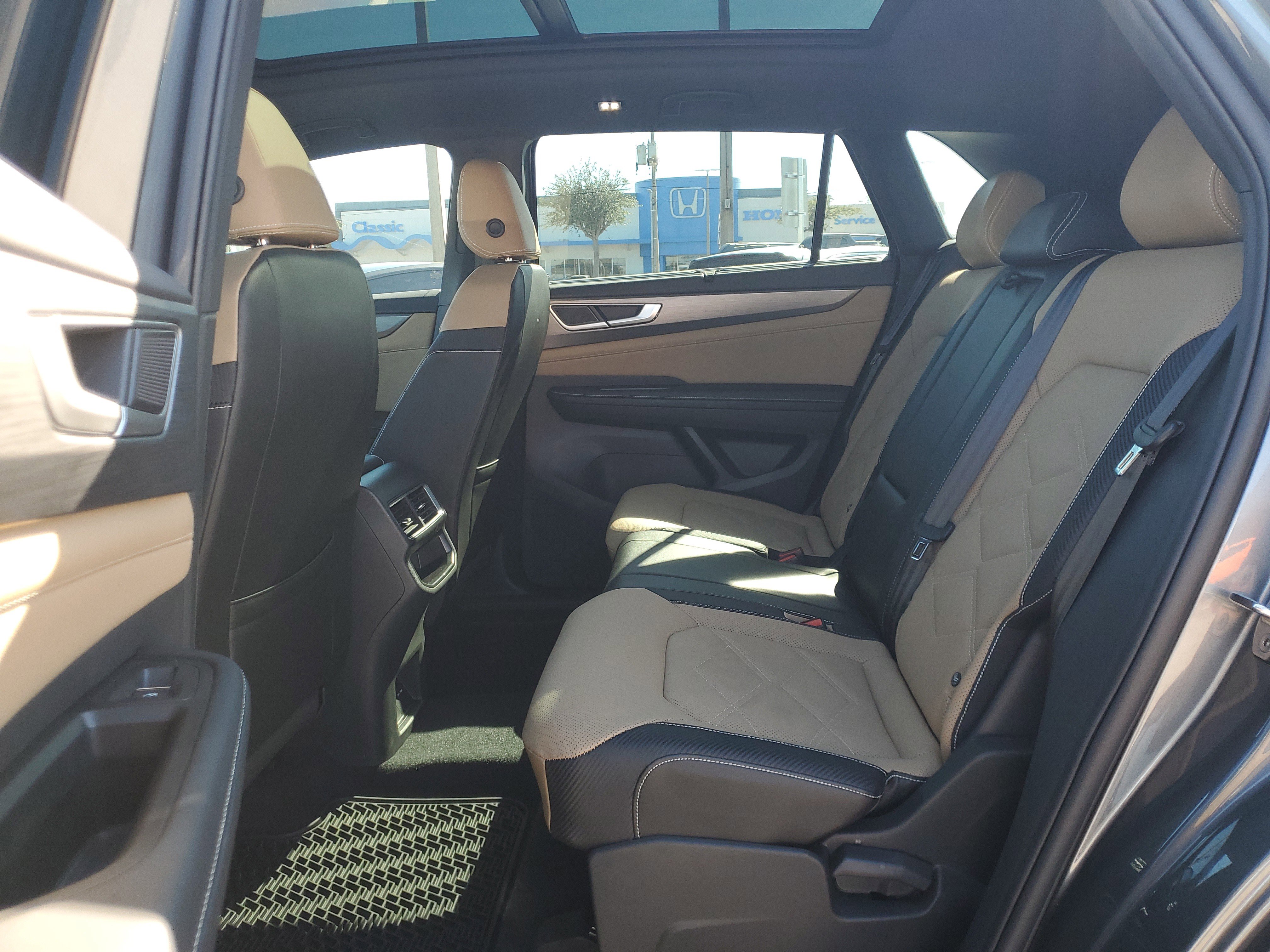 Used 2024 Volkswagen Atlas Cross Sport SE w/ Panoramic Sunroof Package image 15