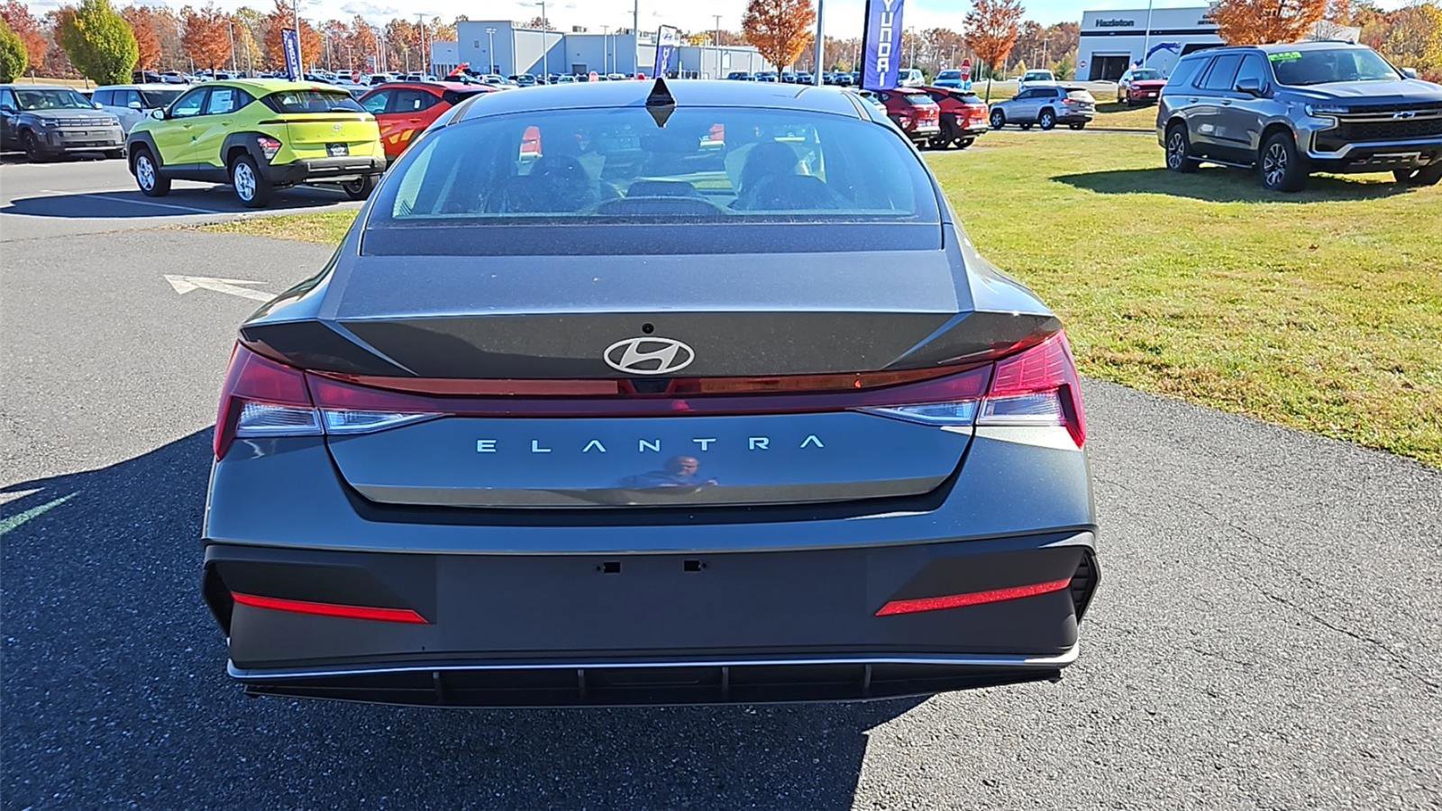 New 2025 Hyundai Elantra SE image 6