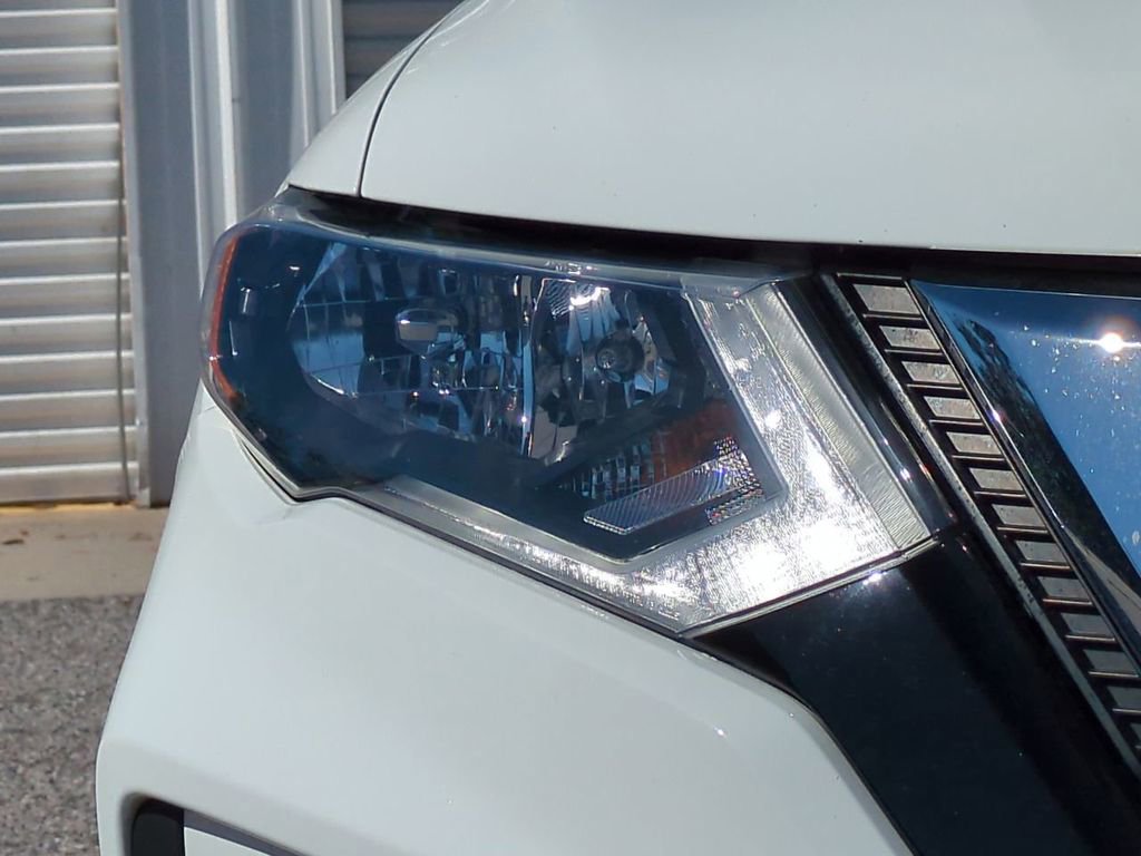 Used 2017 Nissan Rogue SV w/ SV Premium Package image 10