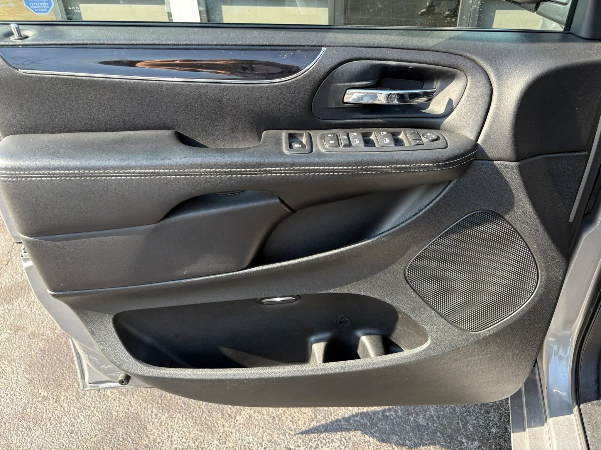 Used 2016 Dodge Grand Caravan SXT FWD image 10