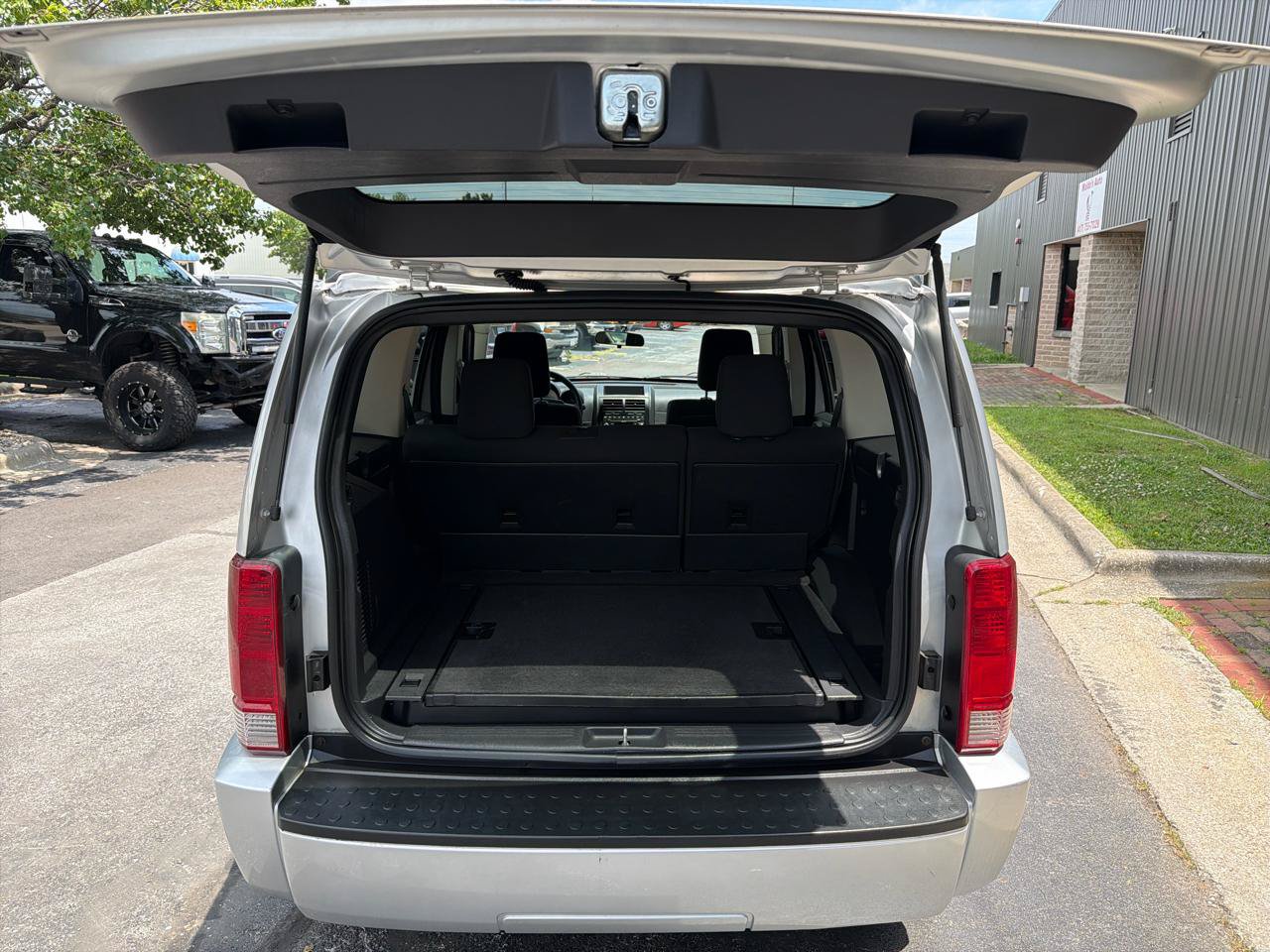 Used 2008 Dodge Nitro SXT RWD image 20