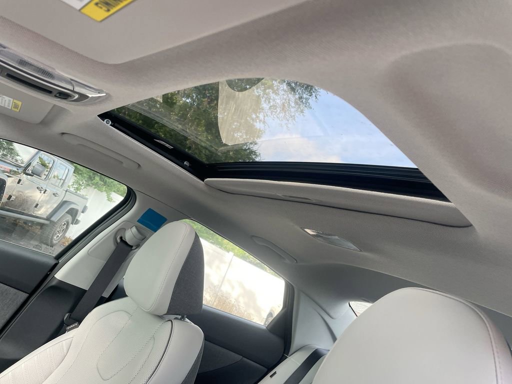 New 2025 Hyundai Elantra Limited image 47