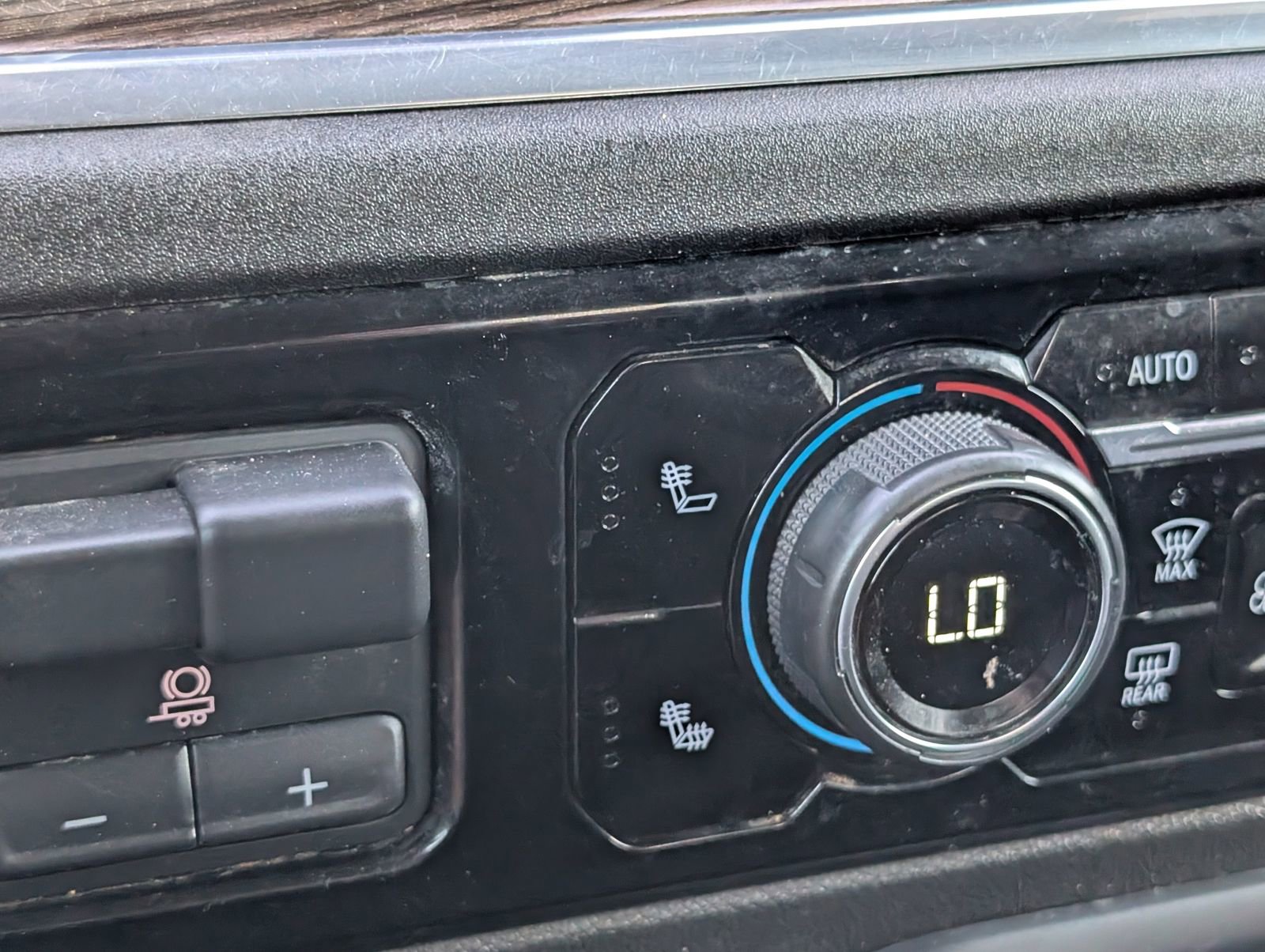 Used 2024 Chevrolet Silverado 2500 LT w/ Convenience Package image 17