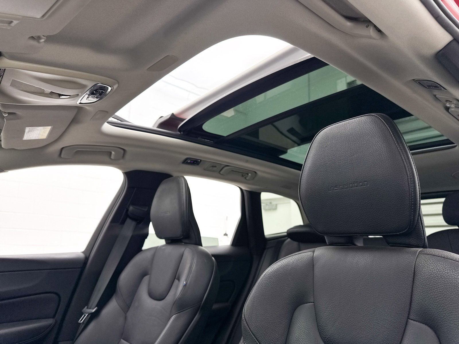 Used 2019 Volvo XC60 T8 Inscription w/ Advanced Package image 3