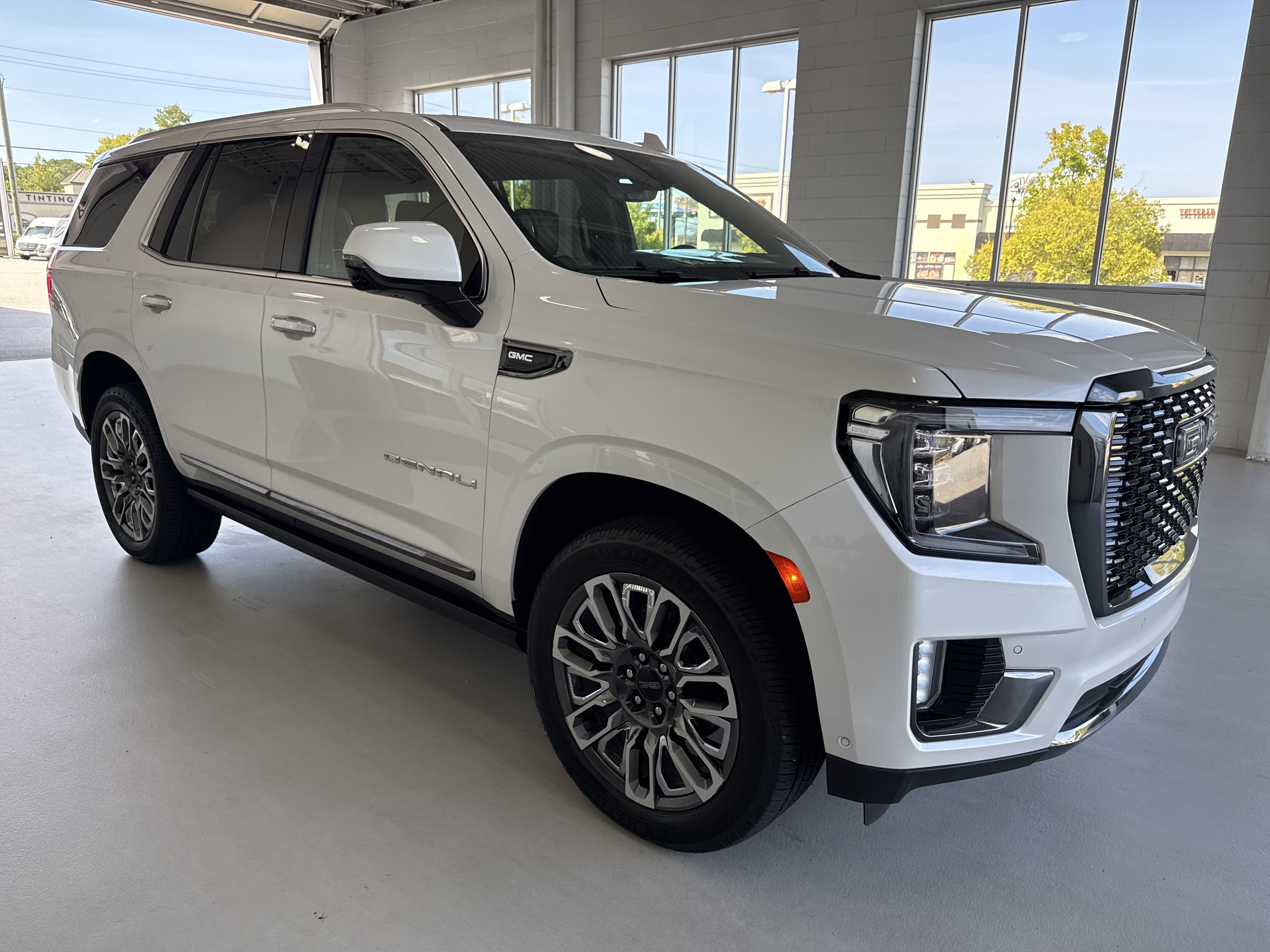 Used 2024 GMC Yukon Denali Ultimate AWD/4WD image 12