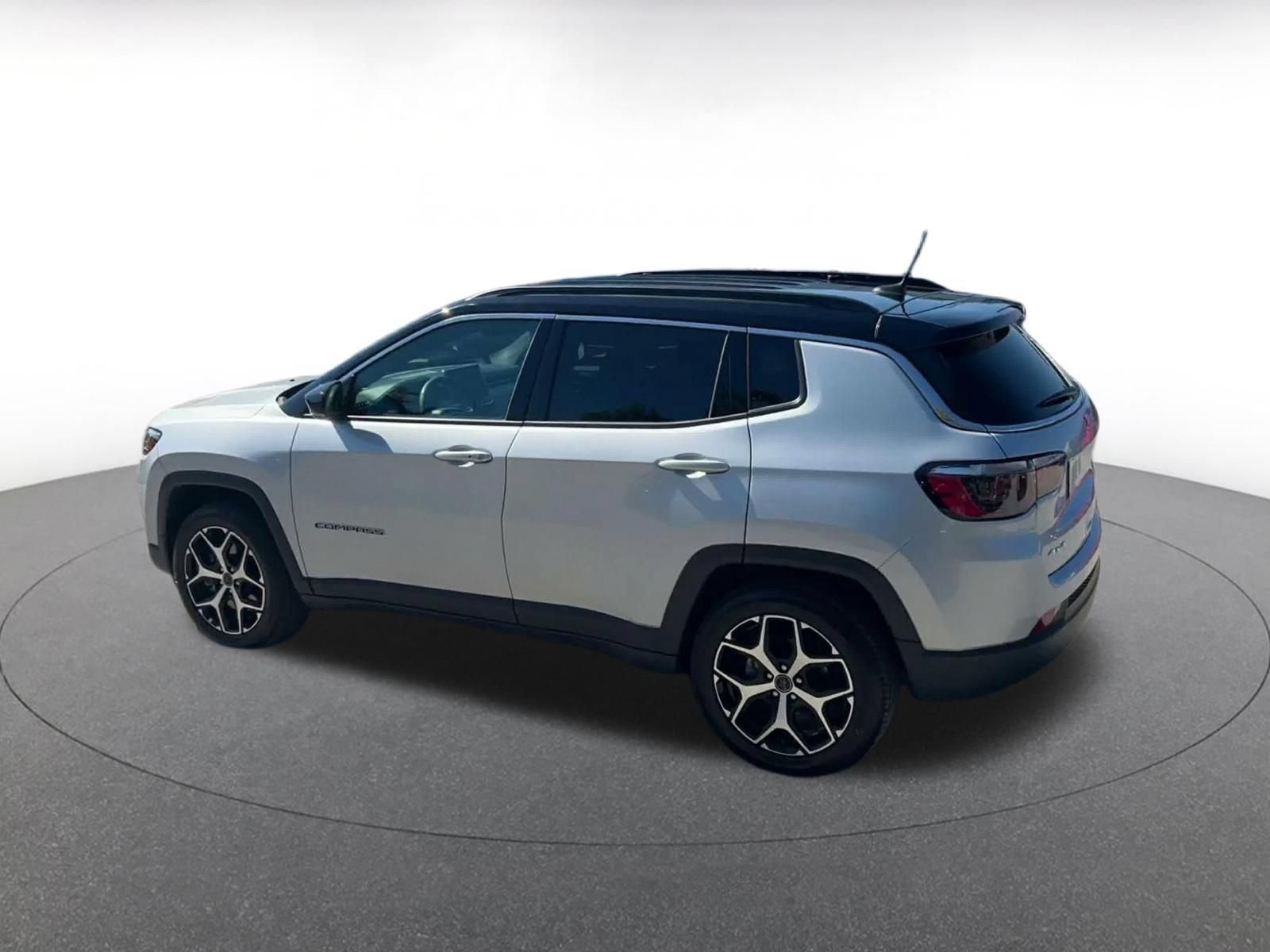Used 2025 Jeep Compass Limited AWD/4WD image 9