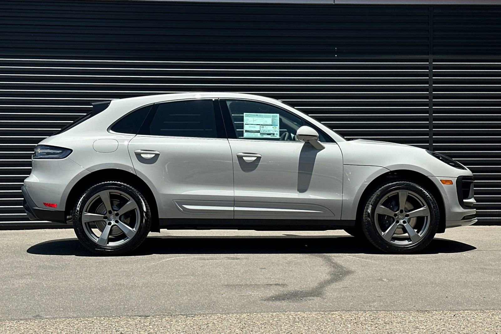 Certified 2025 Porsche Macan image 9