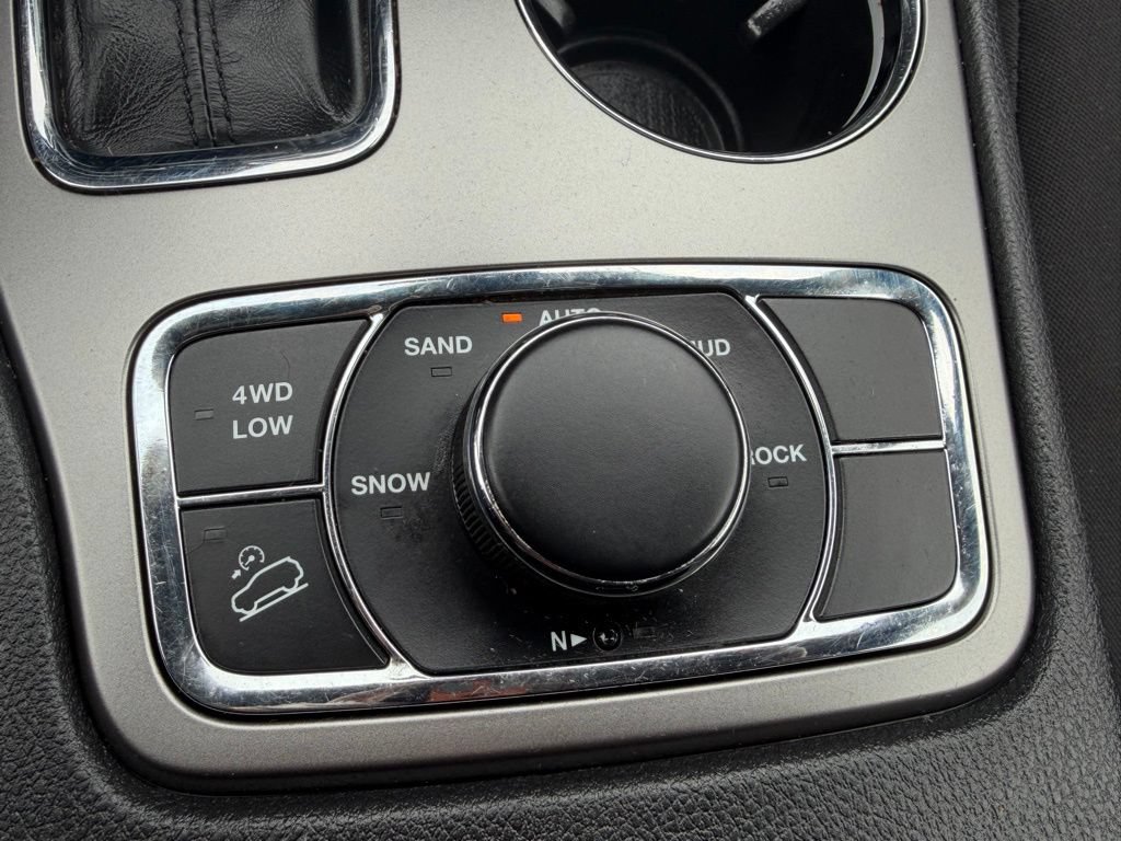 Used 2019 Jeep Grand Cherokee Laredo AWD/4WD image 28