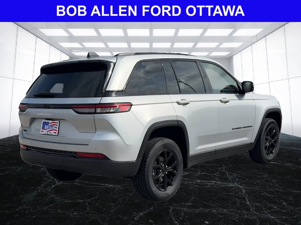 Used 2025 Jeep Grand Cherokee Altitude AWD/4WD image 5