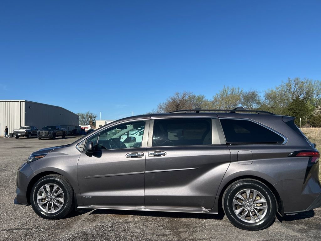 Used 2021 Toyota Sienna XLE image 9