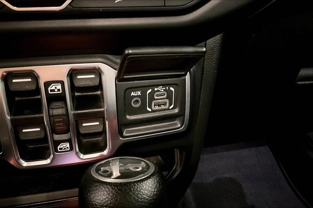 Used 2019 Jeep Wrangler Unlimited Sahara AWD/4WD image 16