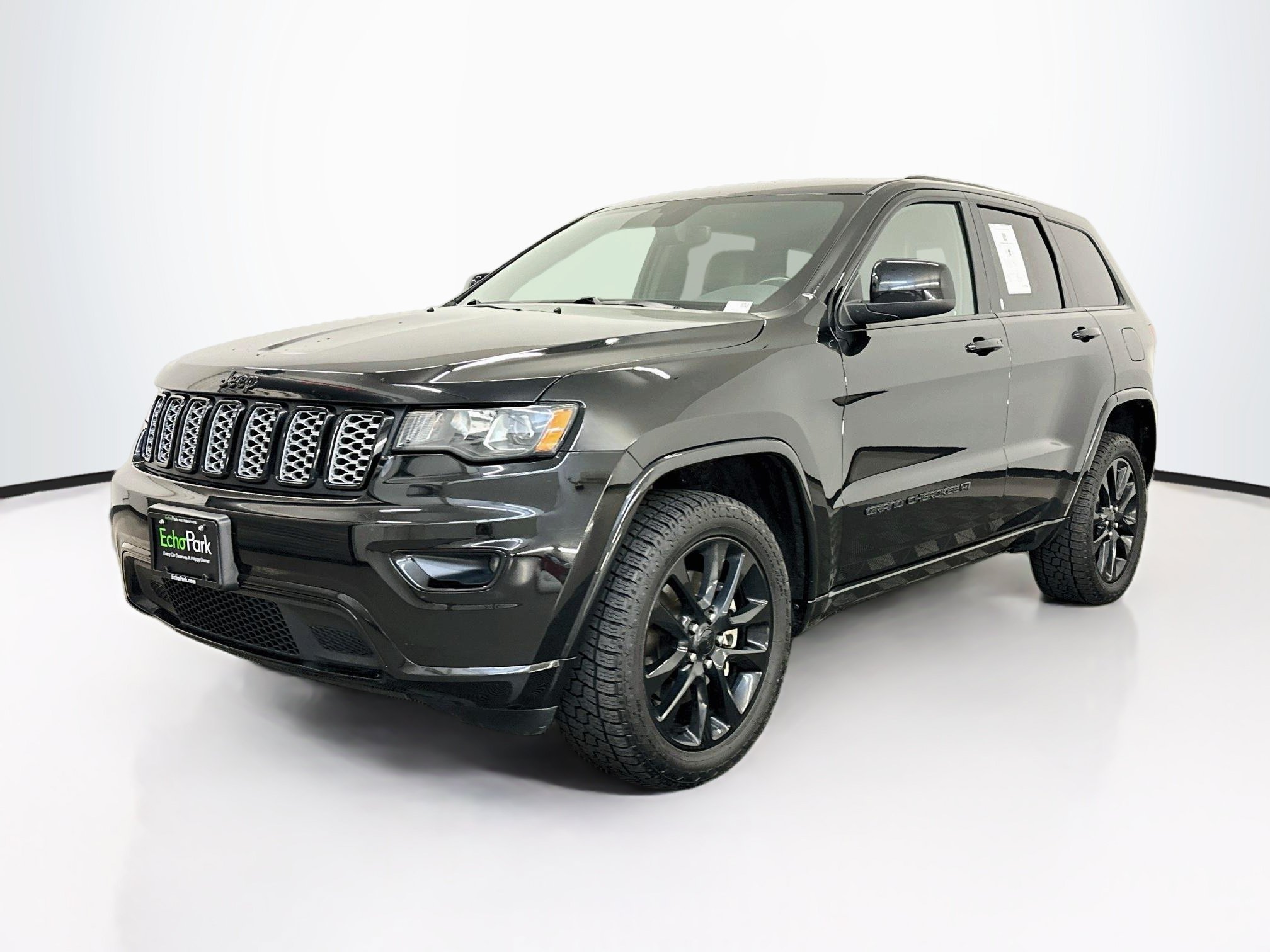 Used 2022 Jeep Grand Cherokee Laredo X AWD/4WD image 3