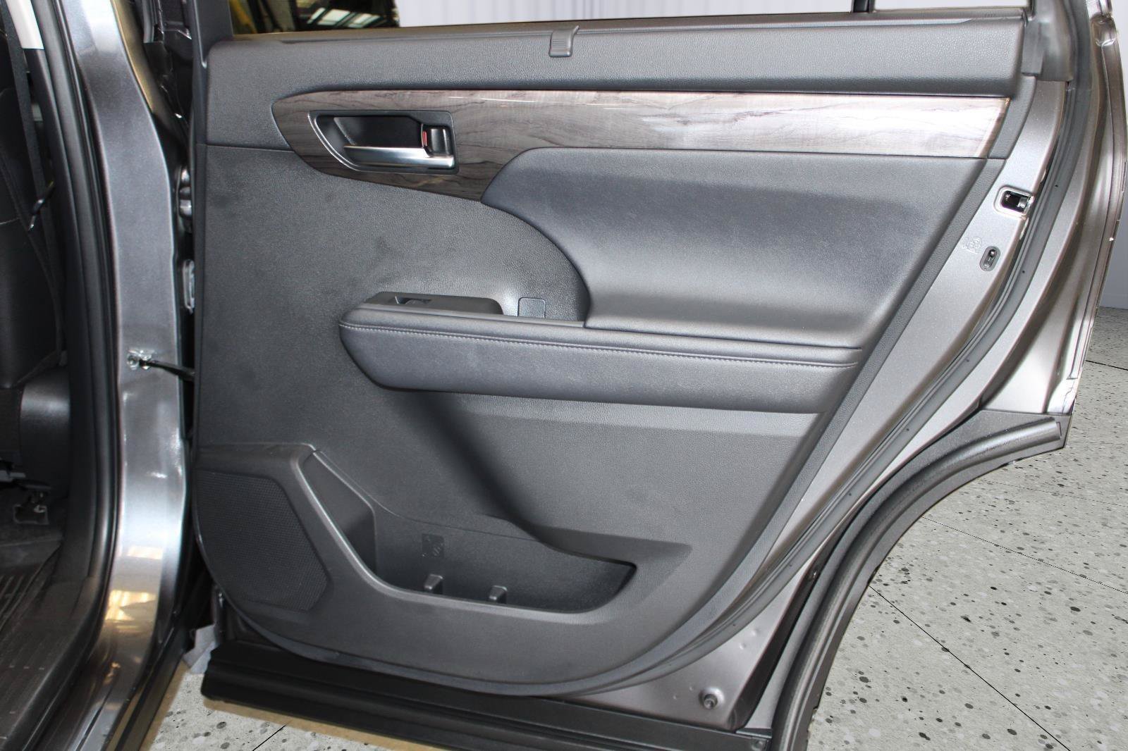 Used 2024 Toyota Highlander Platinum AWD/4WD image 44