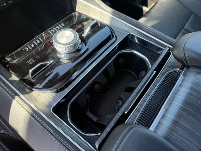 Used 2024 Jeep Wagoneer Series III w/ Premium Group I AWD/4WD image 29