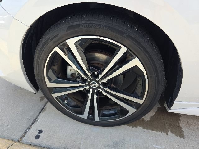 Used 2023 Nissan Sentra SR w/ SR Premium Package FWD image 10