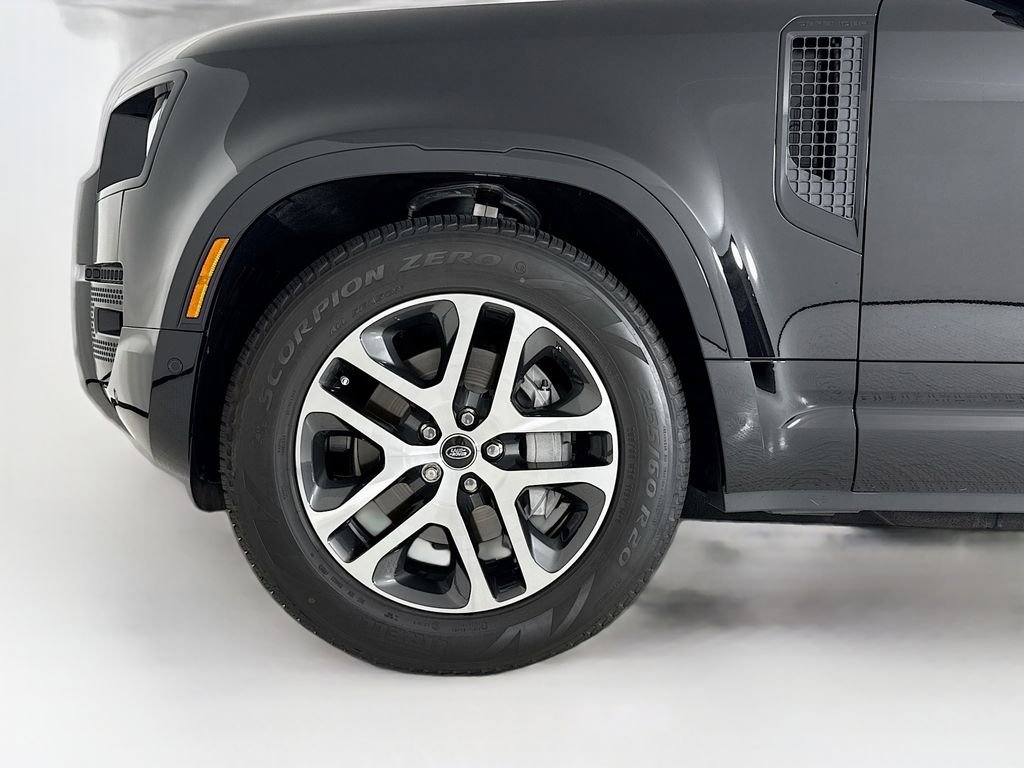 Used 2025 Land Rover Defender 130 X-Dynamic SE image 25