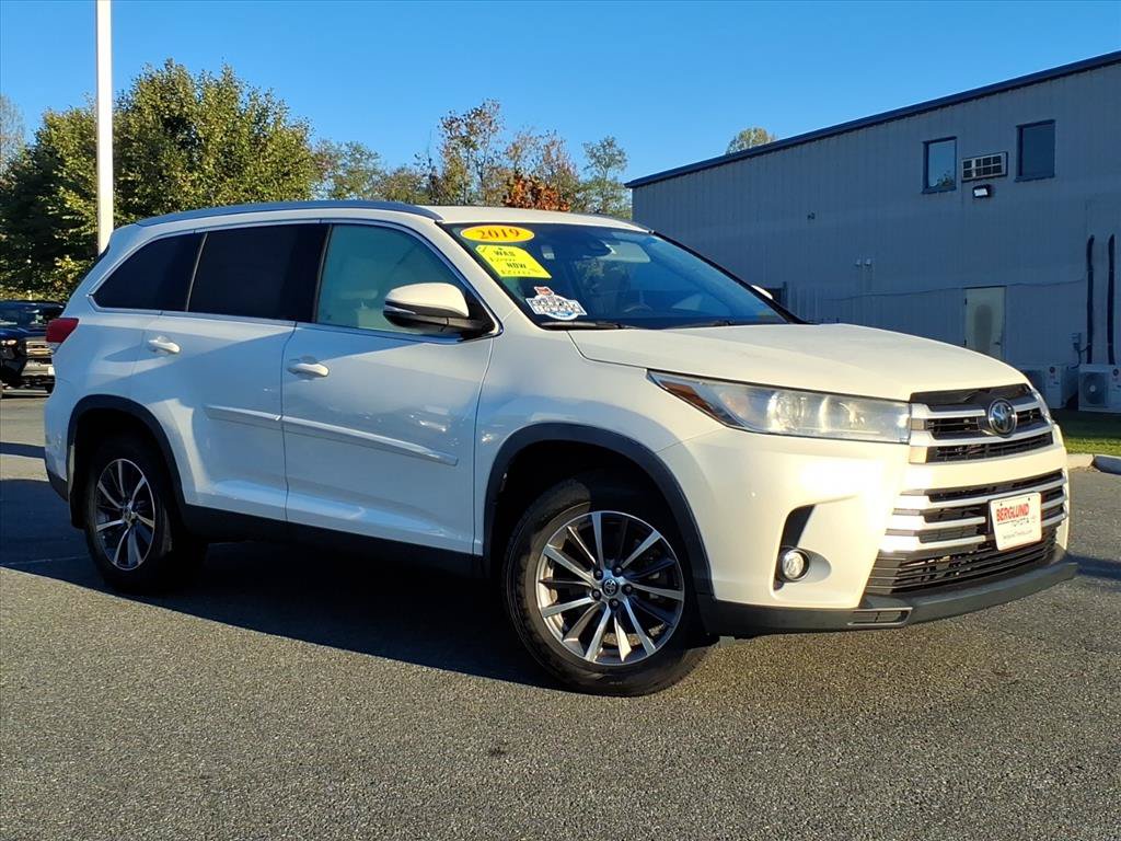 Used 2019 Toyota Highlander XLE AWD/4WD image 2