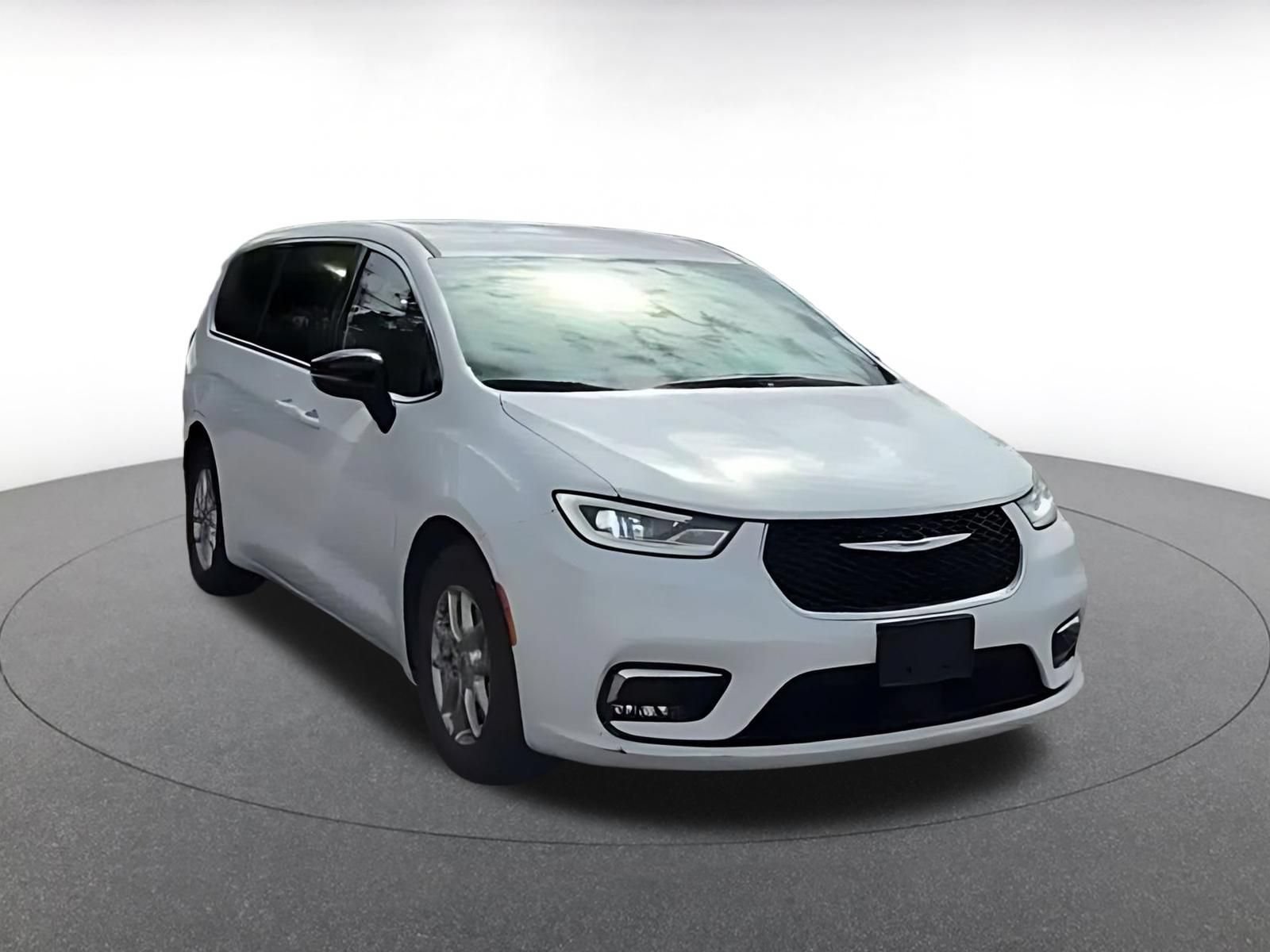 Used 2025 Chrysler Pacifica Select FWD image 3