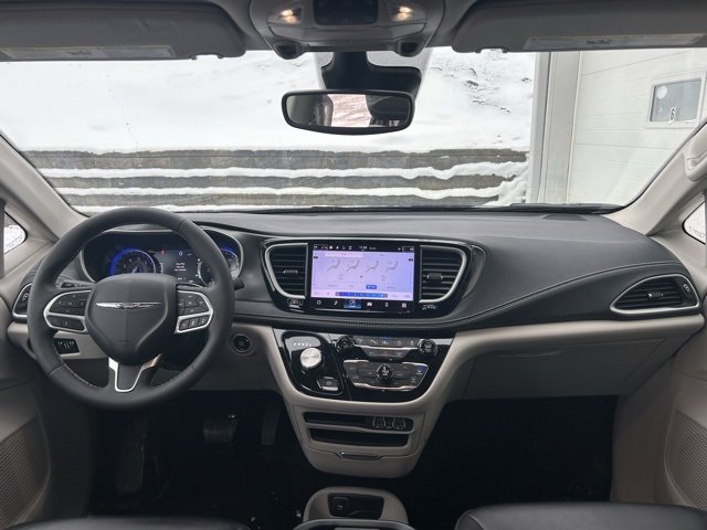 Used 2023 Chrysler Pacifica Touring-L image 10