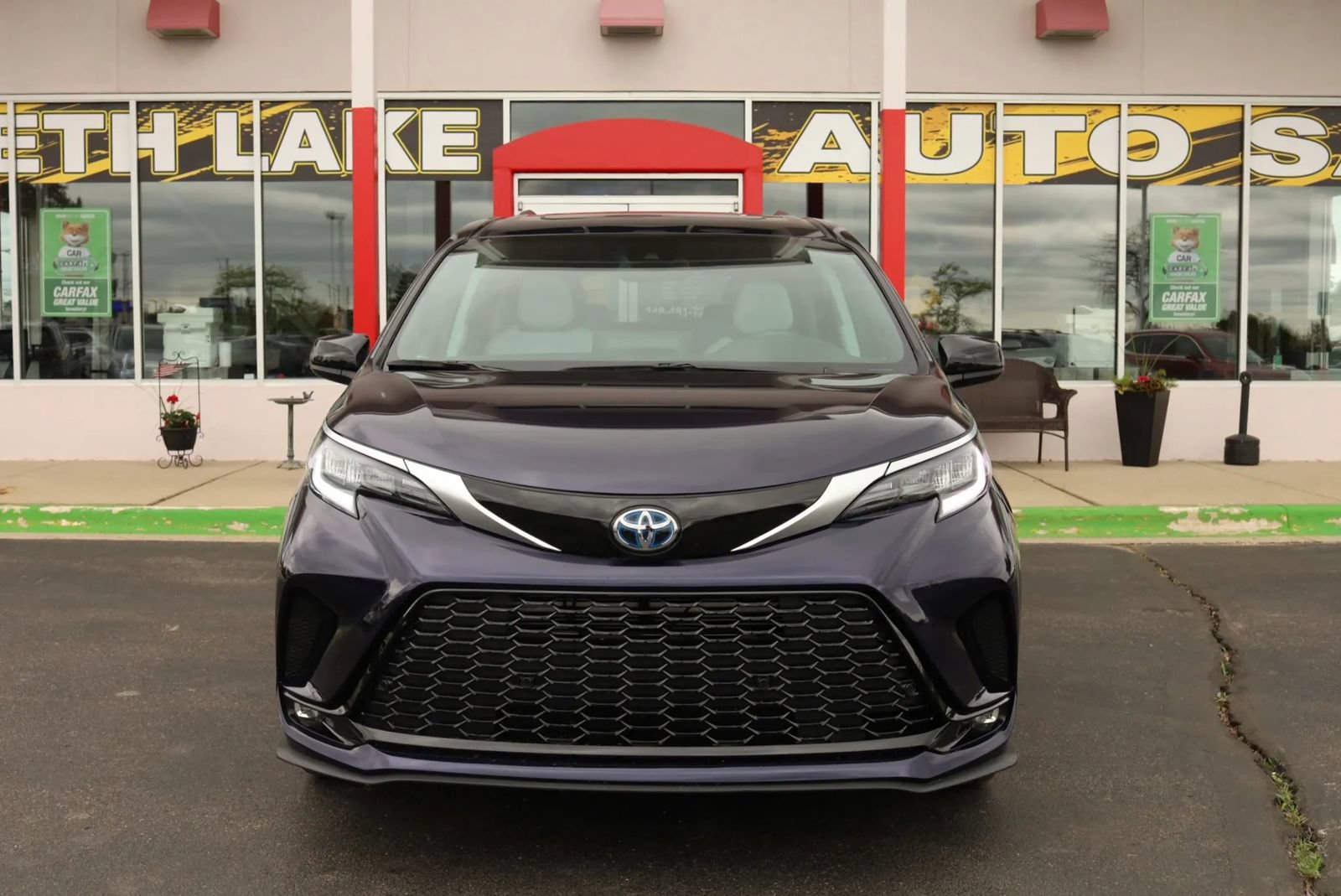 Used 2024 Toyota Sienna XSE w/ XSE Plus Package FWD image 2