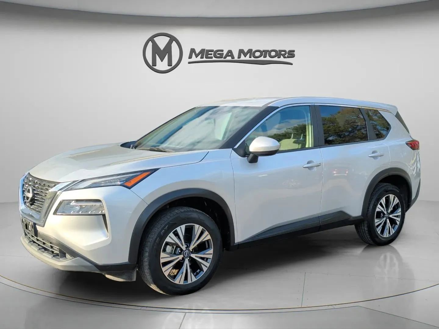 Used 2023 Nissan Rogue SV image 2