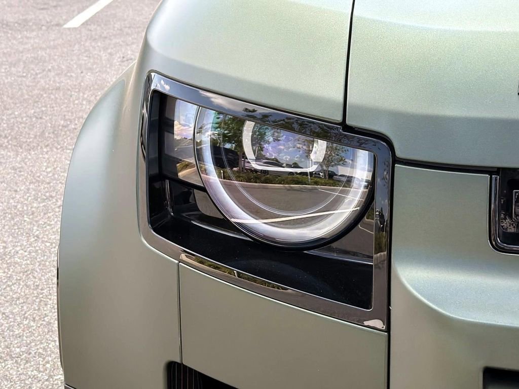 New 2026 Land Rover Defender 110 X-Dynamic SE image 9