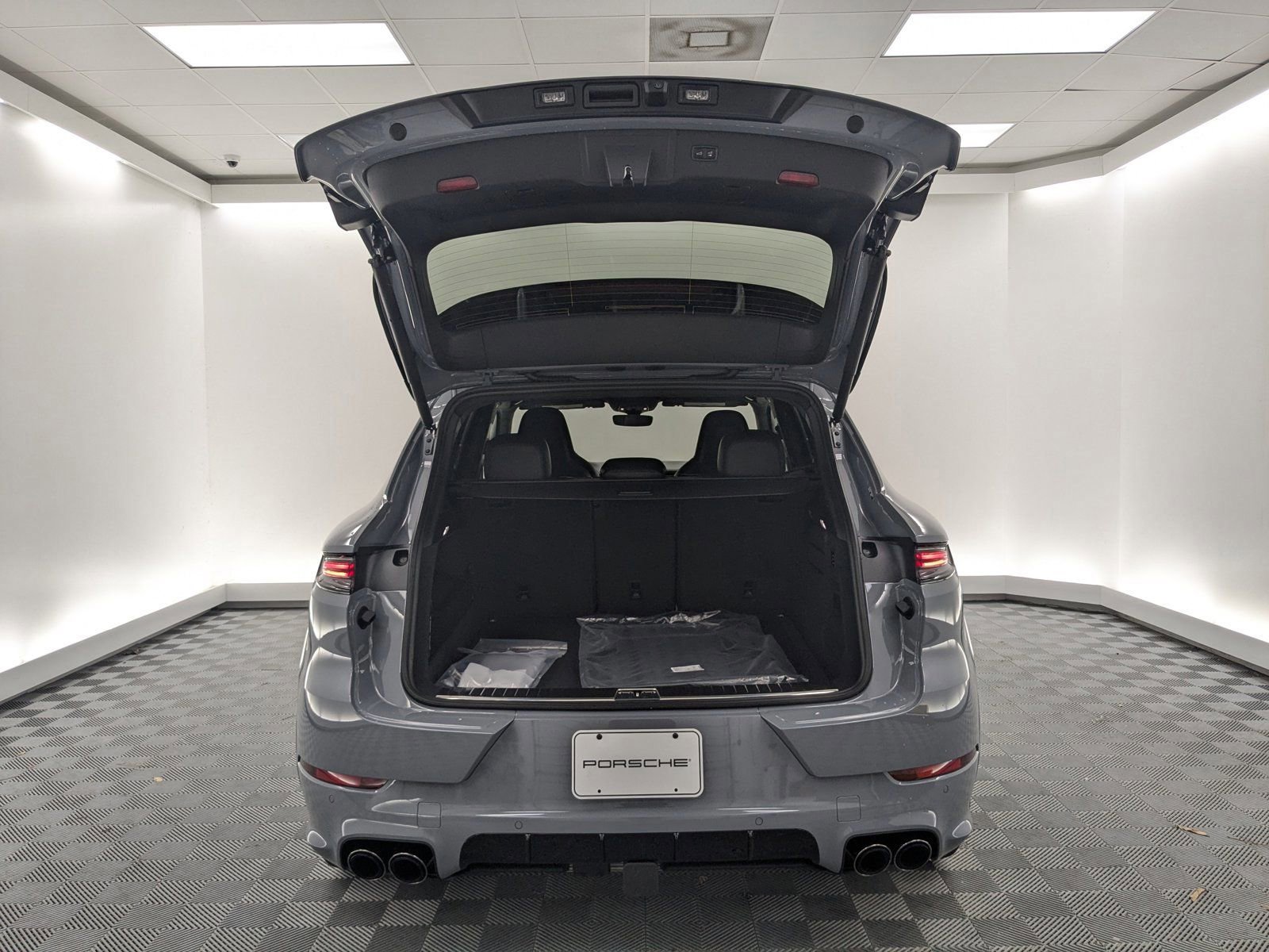 New 2026 Porsche Cayenne GTS image 23