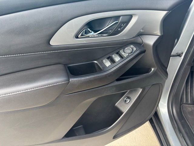 Used 2023 Chevrolet Traverse LT image 9