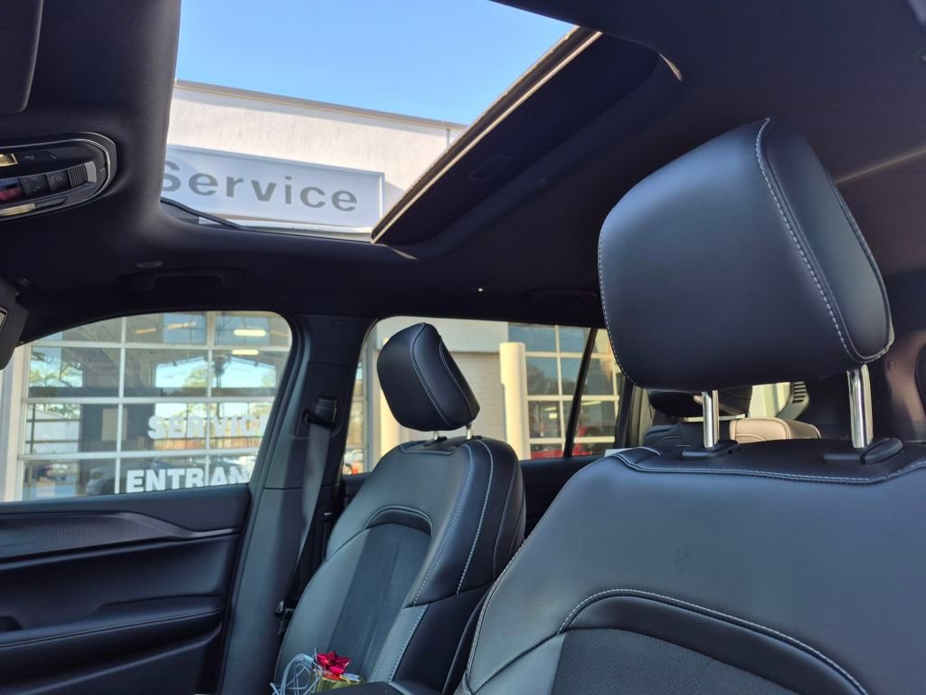 Used 2025 Jeep Grand Cherokee L Altitude image 12