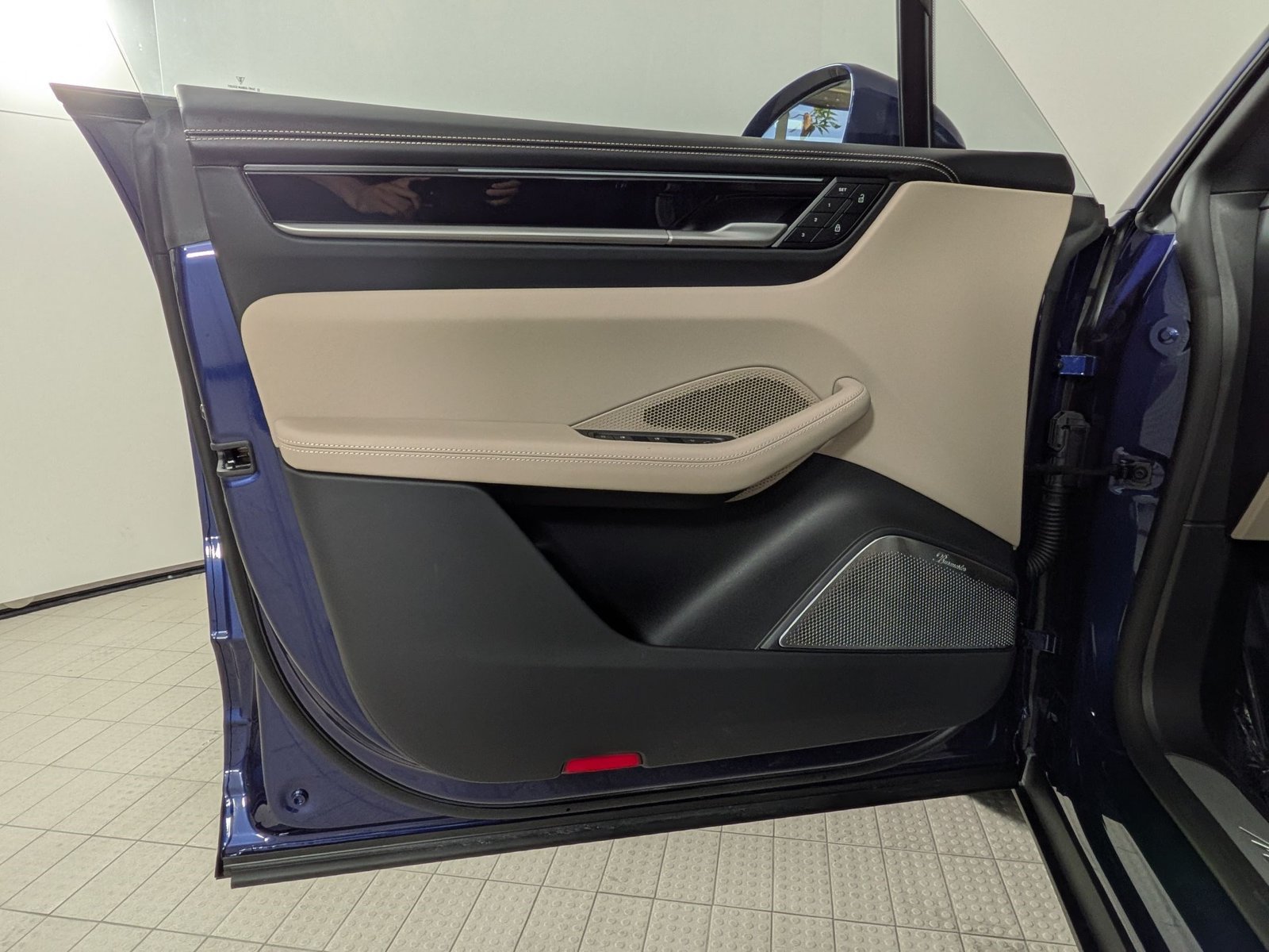 Certified 2025 Porsche Macan Electric RWD image 11