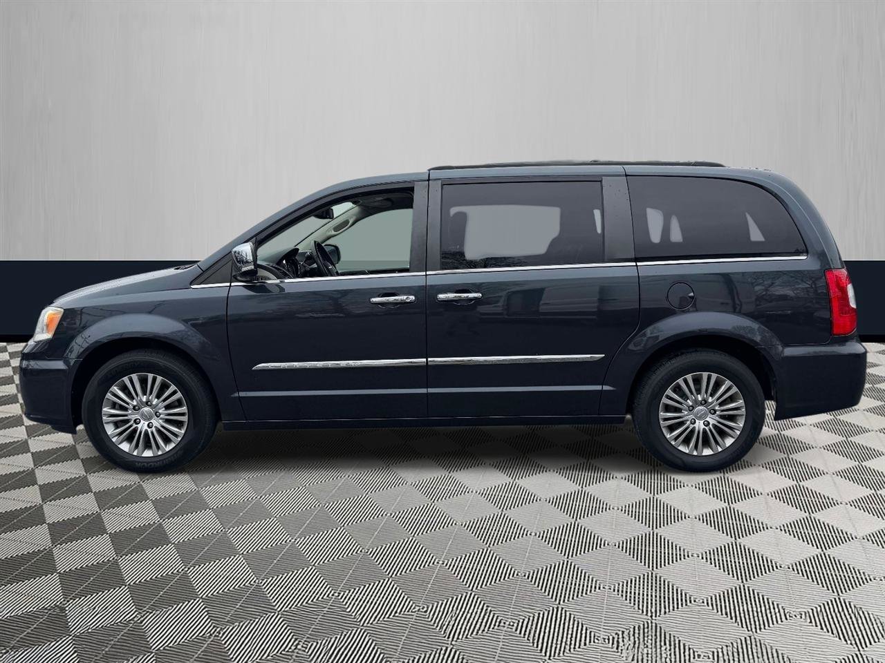Used 2013 Chrysler Town & Country Touring-L w/ Driver Convenience Group FWD image 3